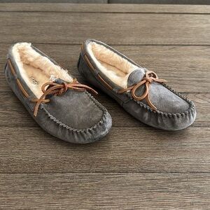 Ugg Dakota Moccasin 5612